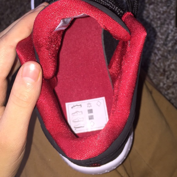 Jordan max aura 2 6Y - Picture 4 of 6